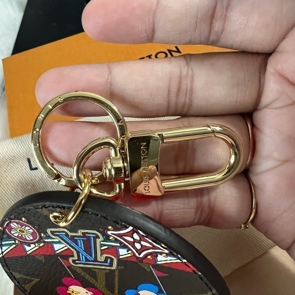 Louis VUITTON M69984 Vivienne Monogram Porte Cles-Illustre Bag Charm Key Holder - Picture 15 of 16